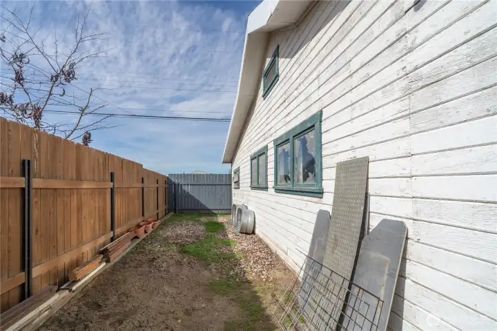 Side yard - could be used as dog run