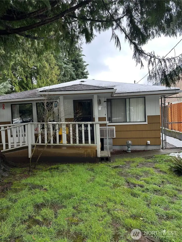 Covered Front door with access ramp