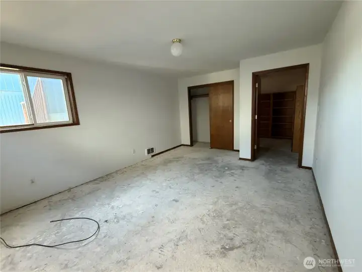 Dowstairs 2nd bedroom needs carpet