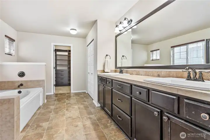 Relaxing 5-piece en suite designed for comfort and convenience Relaxing 5-piece en suite designed for comfort and convenience