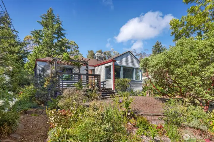 Perched high up on SW 106th, behind a natural sound barier Perched high up on SW 106th, behind a natural sound barier