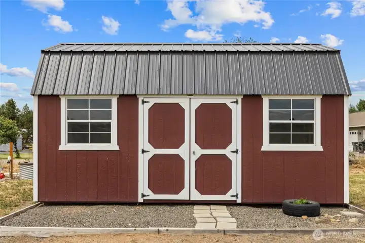 Great outbuilding to store the gardening tools or outdoor items.