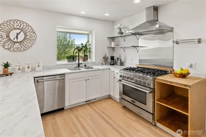 Another view of this amazing kitchen.