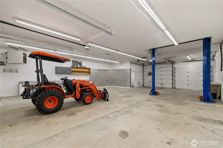 2 large overhead doors to the front of the shop.