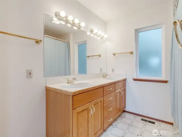double sink 2L Bathroom