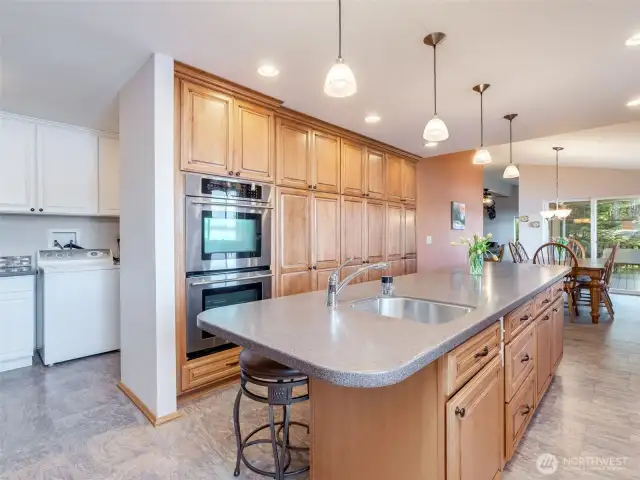 oversized counter w/ eating bar