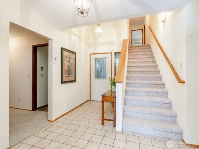entry/stairs to 2L Suite & office/den