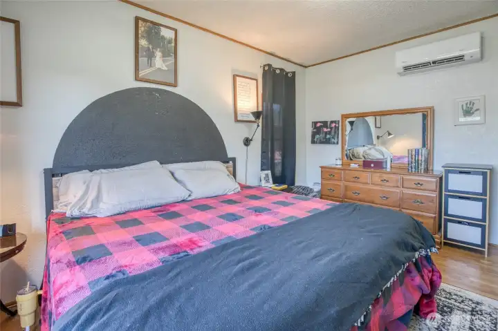 Bedroom #1, cont