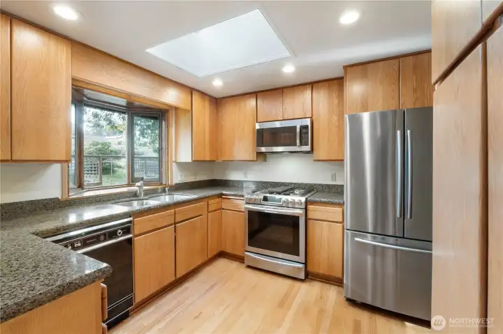 Solid wood cabinets, granite countertops, stainless Samsung appliances with gas range, on main level