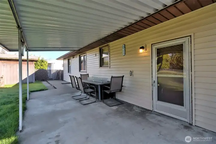 Covered patio with fire table