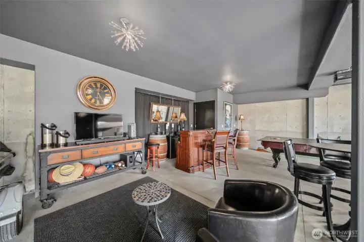 Massive 1183sf Garage