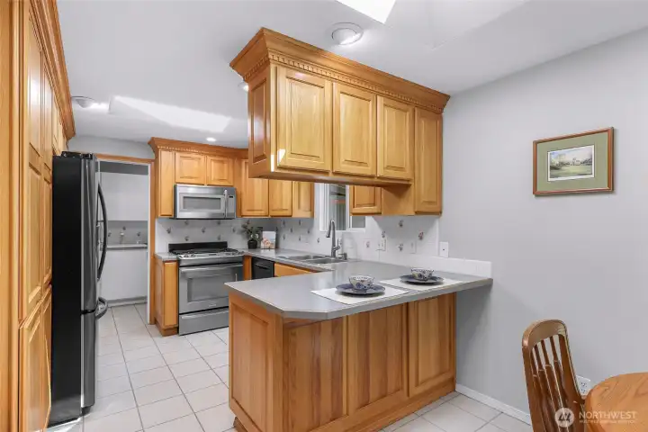 Stainless steel appliances and plenty of storage in your kitchen, perfect set up!