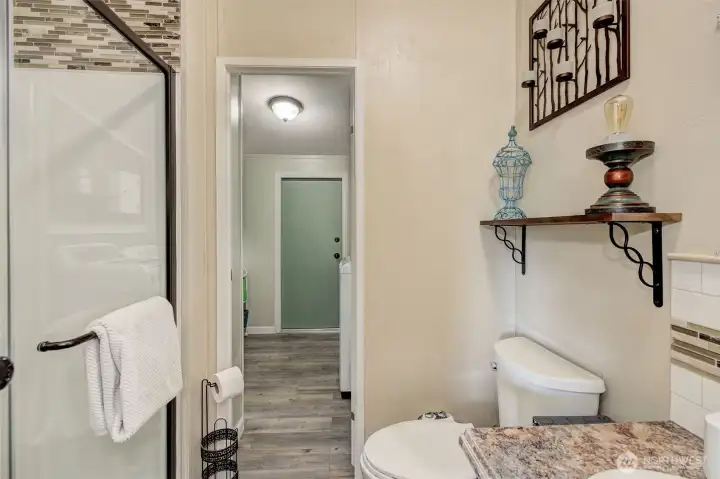 Full-size Main Bathroom with tub-shower combo has the added functionality of serving the 2 guest bedrooms AND  Utility Room / Kitchen / Garage areas!