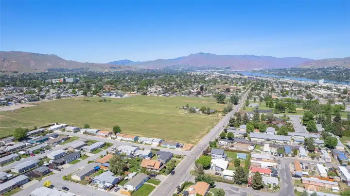 Looking to the north toward Crawford Ave...