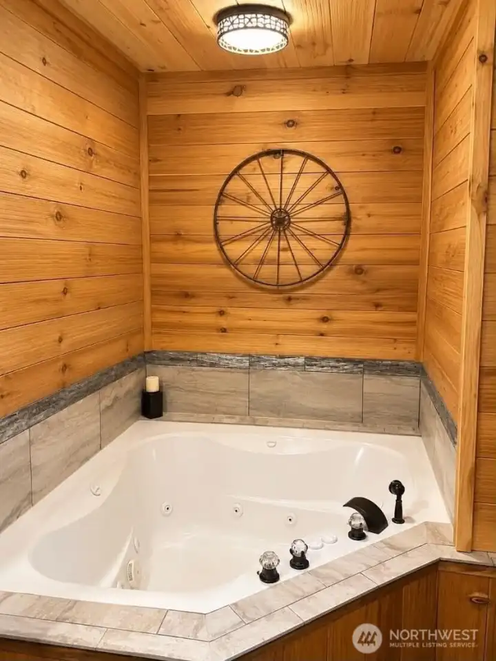 Corner jacuzzi tub creates a relaxing spa-like retreat. Corner jacuzzi tub creates a relaxing spa-like retreat.