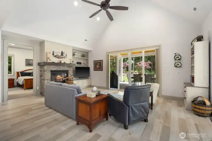 Gas fireplace, 20 ft ceilings, built in 2020