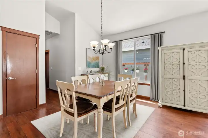Dining Room (partially digitally staged) Dining Room (partially digitally staged)