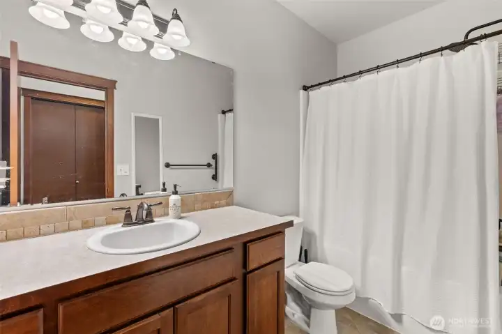 Main Bathroom Main Bathroom