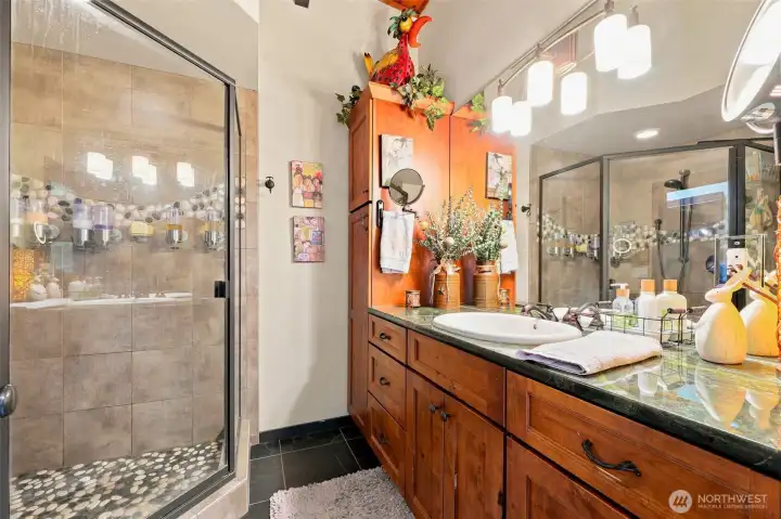 Beautifully updated main bathroom located just steps from the primary bedroom. Beautifully updated main bathroom located just steps from the primary bedroom.