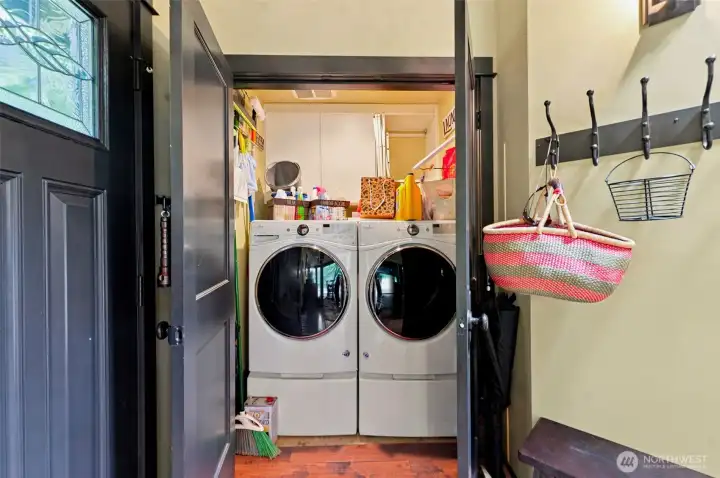 Thoughtfully integrated utility space that makes everyday chores a breeze. Thoughtfully integrated utility space that makes everyday chores a breeze.