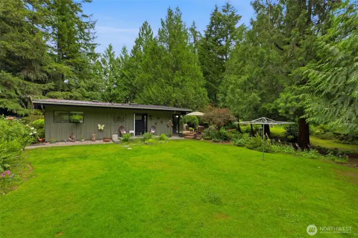 Expansive backyard surrounded by mature landscaping, offering total privacy and natural beauty. Expansive backyard surrounded by mature landscaping, offering total privacy and natural beauty.