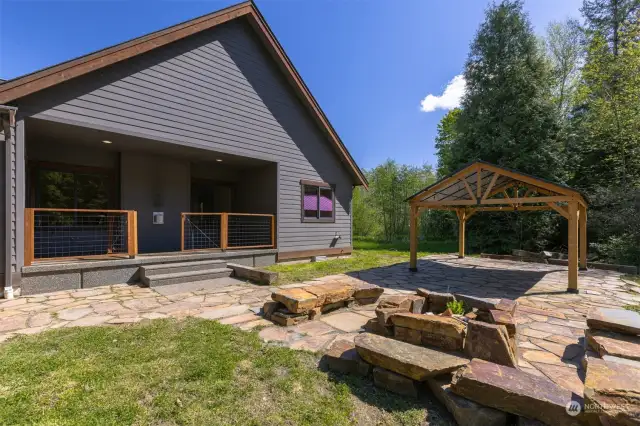 Fire Pit with covered outside area