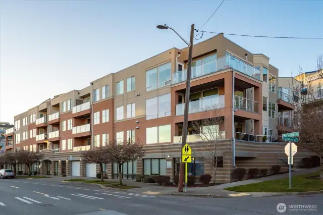 Pacific Palisades is a Boutique’ building with just 21 units, located on the north side of Lake Union one block up from the Lake.