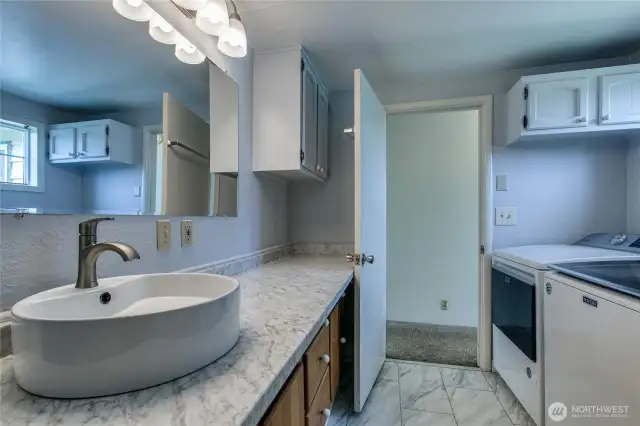 FULL BATHROOM