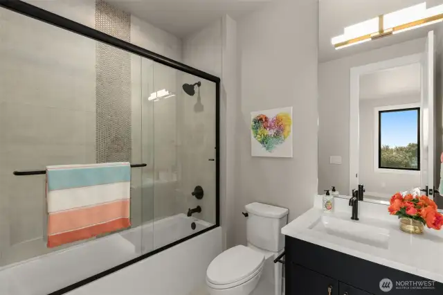 Upstairs en-suite bath