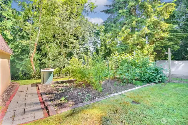 Gardeners delight with garden shed to the left