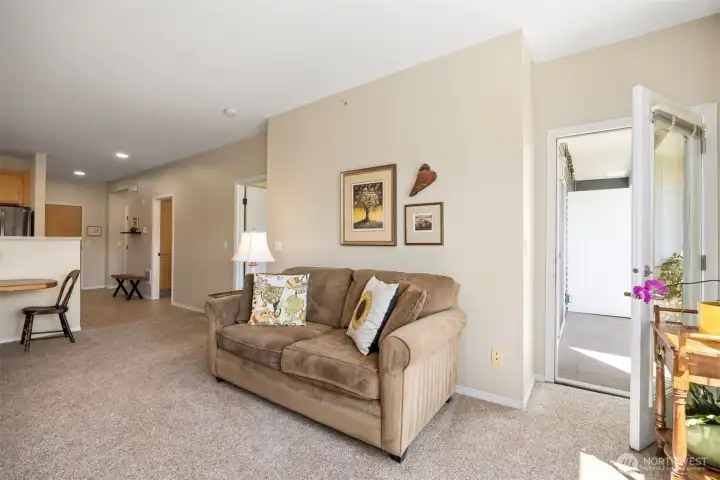 Light and bright living room w/ access to the balcony