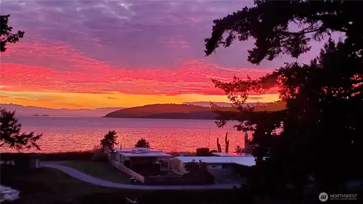 West facing for superb sunsets over the Salish Sea!