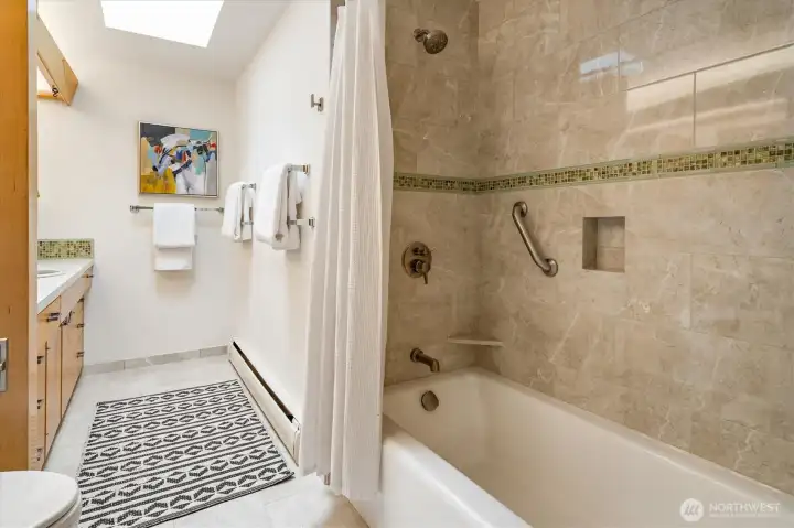The main floor bath with bathtub.