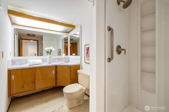 Large downstais 3rd bathroom.