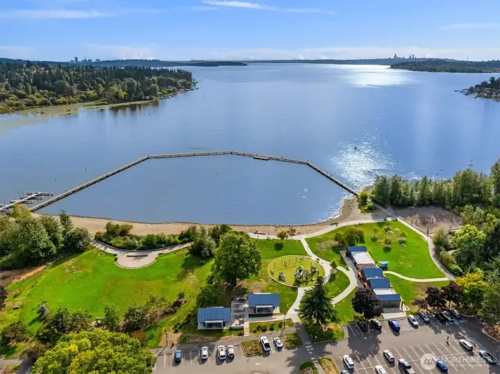 Stroll on the floating walk-way in the afternoon.