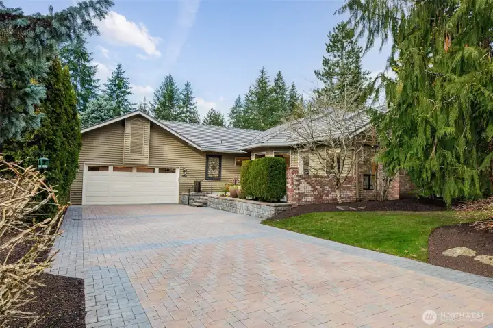 Welcome to single-level living in the highly desired Douglas Fir neighborhood within the Mill Creek Community Association.