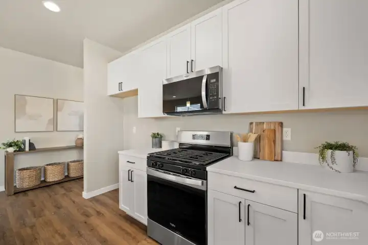 Photographs are for illustrative purposes only. Features, finishes, interior/exterior colors, landscaping and floorplan shown may vary from actual homes built