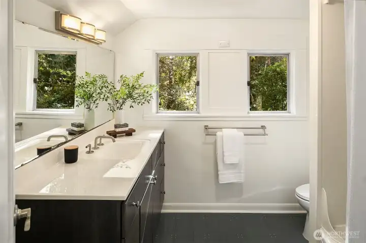 2nd full bathroom located on the second floor