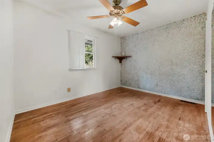 Second bedroom.