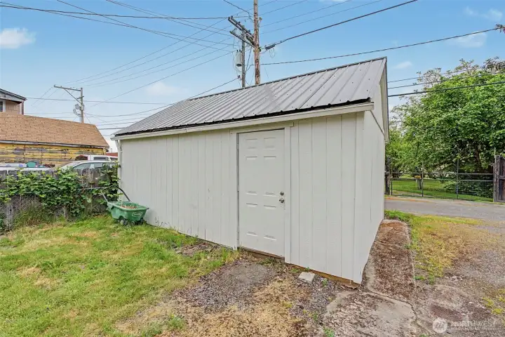 Detached garage