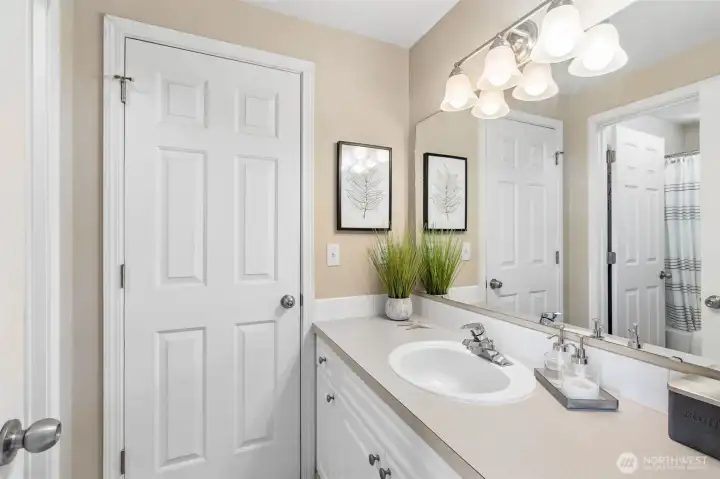 Guest bathroom that is shared between the spare bedrooms