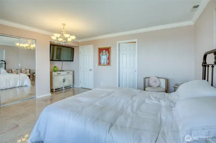 Any Queen using this Suite will be thrilled dressing for any event in front of the mirrored closet and using the Entertainment center before falling asleep under the sea drenched stars!