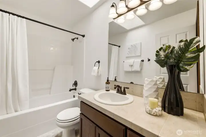 Upstairs Full Bathroom