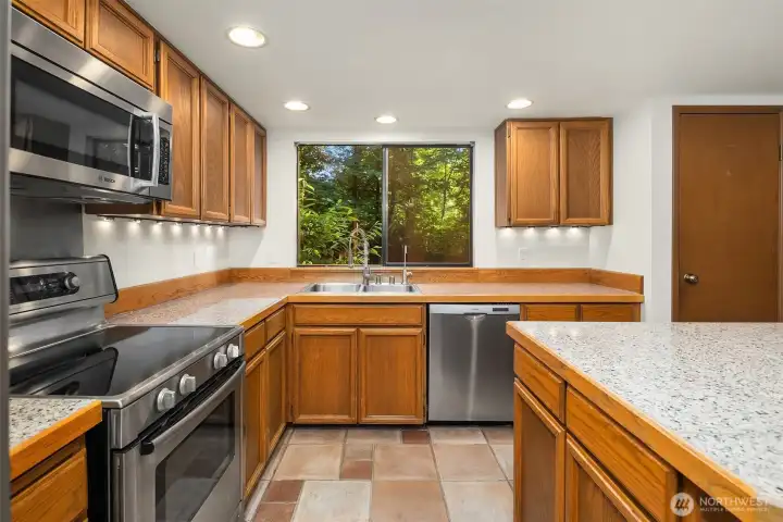 Generously sized window above the sink bringing in great natural light. Generously sized window above the sink bringing in great natural light.