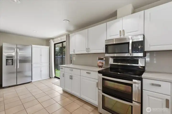 HUGE Kitchen w/backyard slider! HUGE Kitchen w/backyard slider!