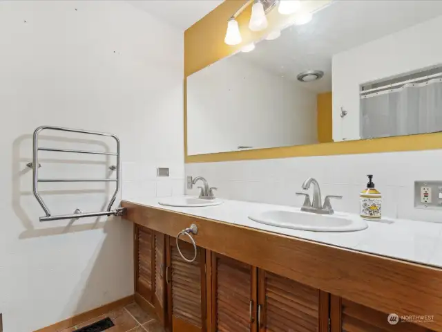 Double vanity sinks for your convenience in your primary bathroom