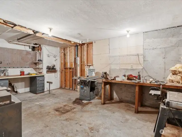 Spacious work shop located in the basement