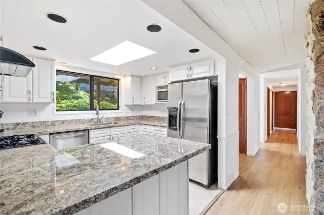 Kitchen w/Granit Counters