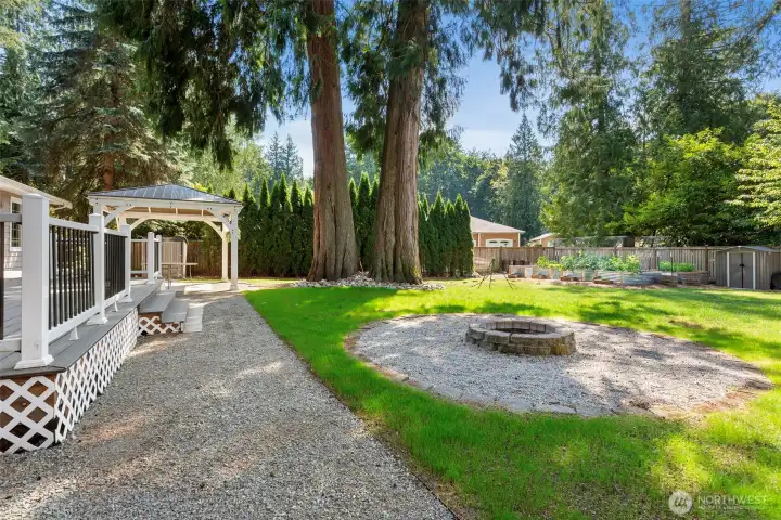 Another view of backyard, so inviting