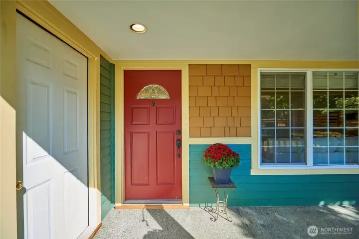 The welcoming entry. The door on the left is the entrance to the 2 car garage with ample electric, compressed air hoses, heat and workshop.